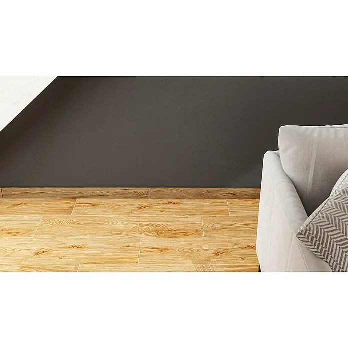 Atlas Concorde Solution Sockelfliese Whirl Natural - 7,2 x 90 cm, Braun, Matt - Dieses Bild zeigt einen stilvollen Holzboden in einem modernen Raum. Der Bodenbelag verleiht dem Raum Wärme und Eleganz.