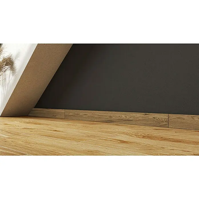 Atlas Concorde Solution Sockelfliese Whirl Natural - 7,2 x 90 cm, Braun, Matt - Nahaufnahme von Holzfußleisten, die einen Raum mit Holzböden und einer dunklen Wand aufwerten.