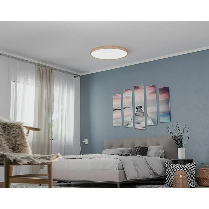 Globo LED-Deckenleuchte rund RAINER - 48 W, Ø x H: 60 x 10,5 cm, Holz, Mehrfarbig - Eine moderne Schlafzimmeraufnahme mit einer runden Deckenleuchte mit Holzrahmen, die ein warmes, einladendes Licht spendet.