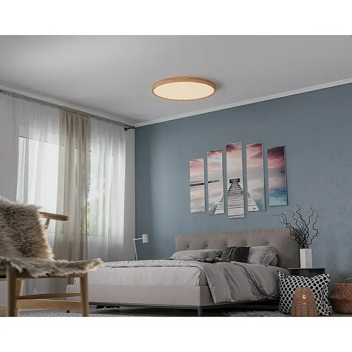 Globo LED-Deckenleuchte rund RAINER - 48 W, Ø x H: 60 x 10,5 cm, Holz, Mehrfarbig - Eine moderne Schlafzimmeransicht mit einer runden Deckenleuchte aus Holz, die eine warme Atmosphäre schafft.
