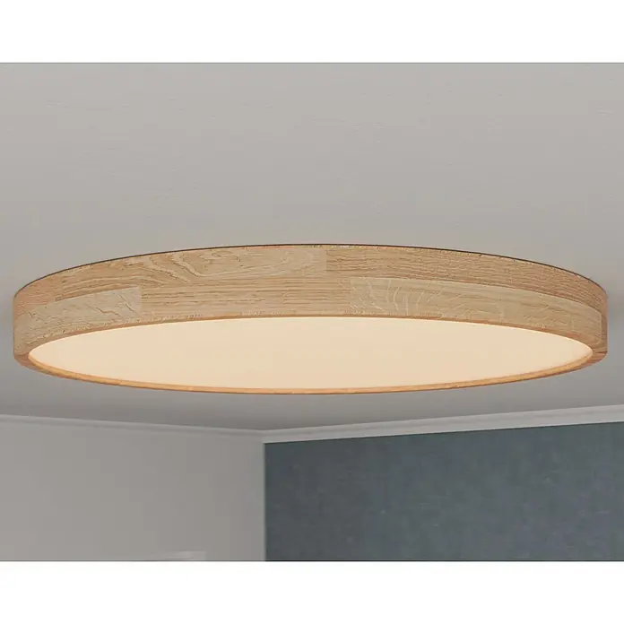 Globo LED-Deckenleuchte rund RAINER - 48 W, Ø x H: 60 x 10,5 cm, Holz, Mehrfarbig - Nahaufnahme einer runden Holz-Deckenleuchte mit warmem Lichtschein, die eine gemütliche Atmosphäre in einem modernen Raum schafft.