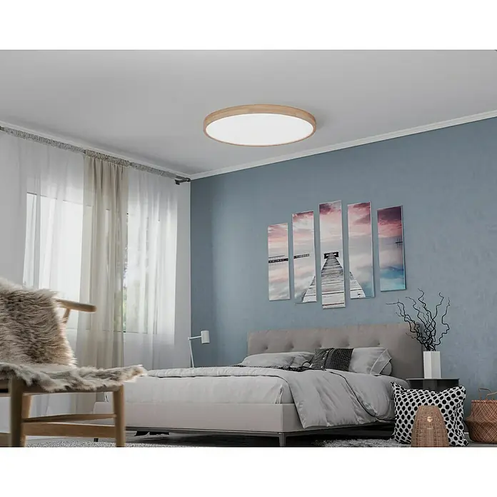 Globo LED-Deckenleuchte rund RAINER - 60 W, Ø x H: 80 x 10,5 cm, Holz, Mehrfarbig - Eine moderne Schlafzimmeransicht mit einer runden Deckenleuchte mit Holzrahmen, die ein warmes Licht ausstrahlt.