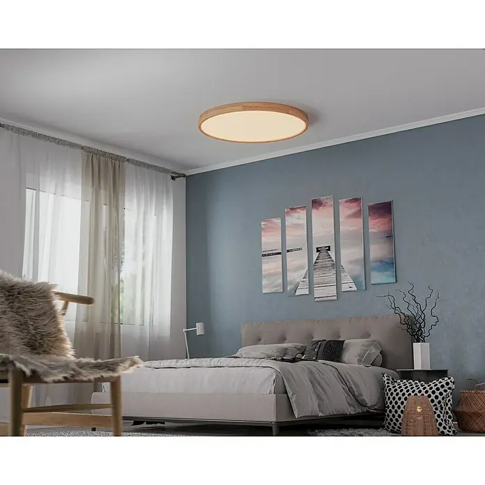 Globo LED-Deckenleuchte rund RAINER - 60 W, Ø x H: 80 x 10,5 cm, Holz, Mehrfarbig - Eine runde Deckenleuchte mit Holzrahmen sorgt für warmes Licht in einem gemütlichen Schlafzimmer. Sie ist ein stilvolles Detail.
