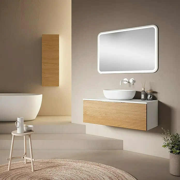 Armario colgante de baño Compact 3D - 35 x 25 x 110 cm, Blanco/Roble - Elegante interior de baño con mueble de lavabo de madera, lavabo sobre encimera y espejo iluminado, creando un diseño de baño moderno.