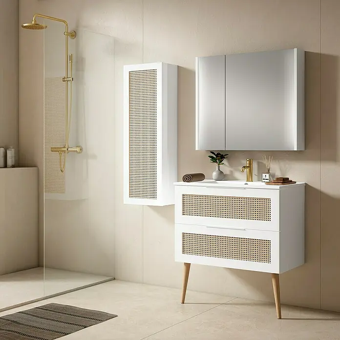 Mueble bajo de lavabo Akua - 80 cm, Blanco, Montaje en la pared - Interior de baño con mueble de lavabo blanco con frentes de ratán, armario con espejo y ducha con conjunto de ducha dorado.