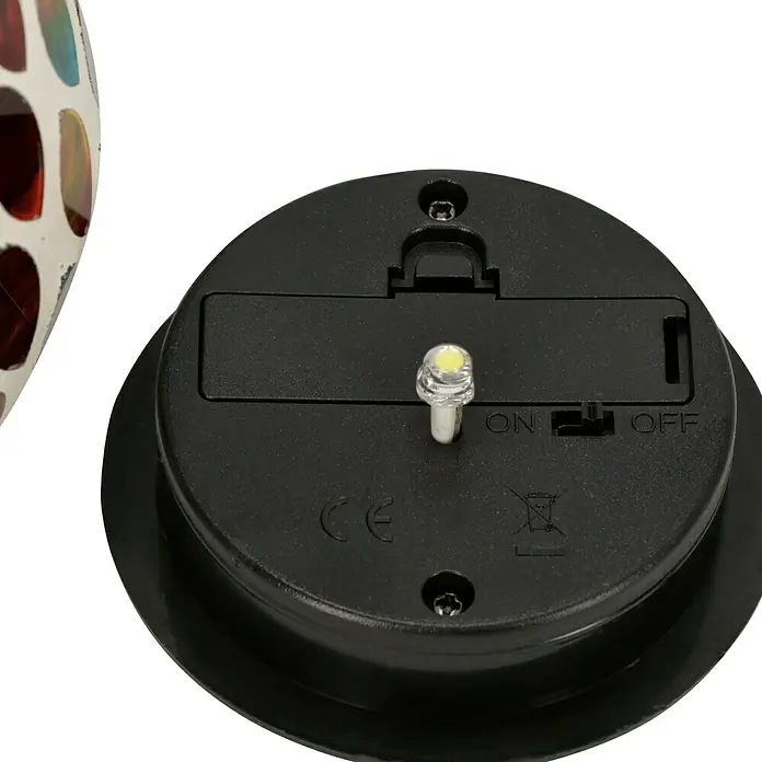 BAUHAUS Solar-Tischleuchte - L x B x H: 14,5 x 10,5 x 10,5 cm, Bunt, 0,06 W, IP44 - Detailansicht der Solarleuchte mit Ein-/Ausschalter und Batteriefach, die Funktionalität und Design vereint.