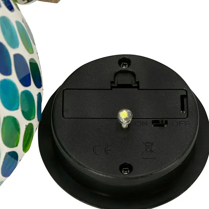 BAUHAUS Solar-Tischleuchte - L x B x H: 14,5 x 10,5 x 10,5 cm, Blau, 0,06 W, IP44 - Detailansicht der Solarleuchte mit Ein-/Ausschalter, CE-Kennzeichnung und Batterie-Symbol.