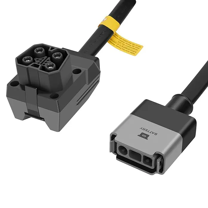 EcoFlow Verbindungskabel - Kabellänge: 0,5 m - Abgebildet sind Stecker und Buchse eines Batterieladegeräts. Das Ladegerät ist grau und schwarz, mit einem Batterieladesymbol.