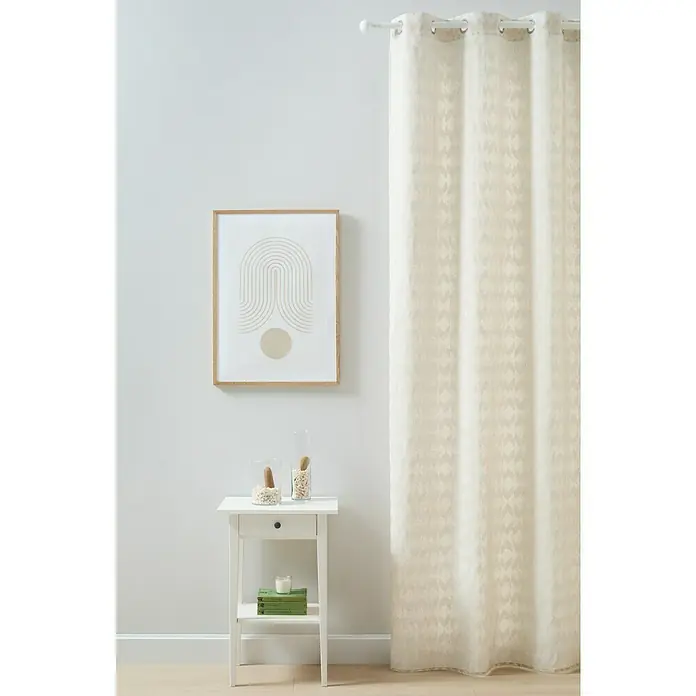 Cortina con ollaos Namibia - An x Al: 140 x 260 mm, Beige/Blanco - Una cortina larga y blanca cuelga junto a una pequeña mesa y un cuadro enmarcado sobre una pared blanca.
