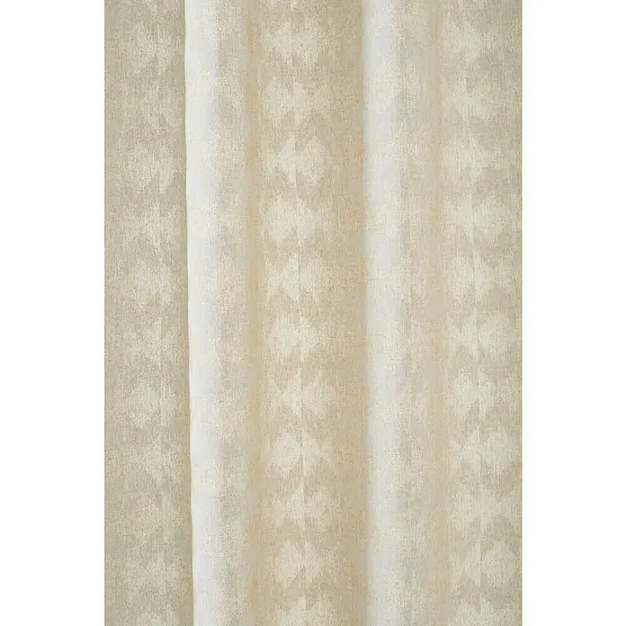 Cortina con ollaos Namibia - An x Al: 140 x 260 mm, Beige/Blanco - Primer plano de una cortina beige con un sutil patrón geométrico, creando un ambiente suave y elegante.