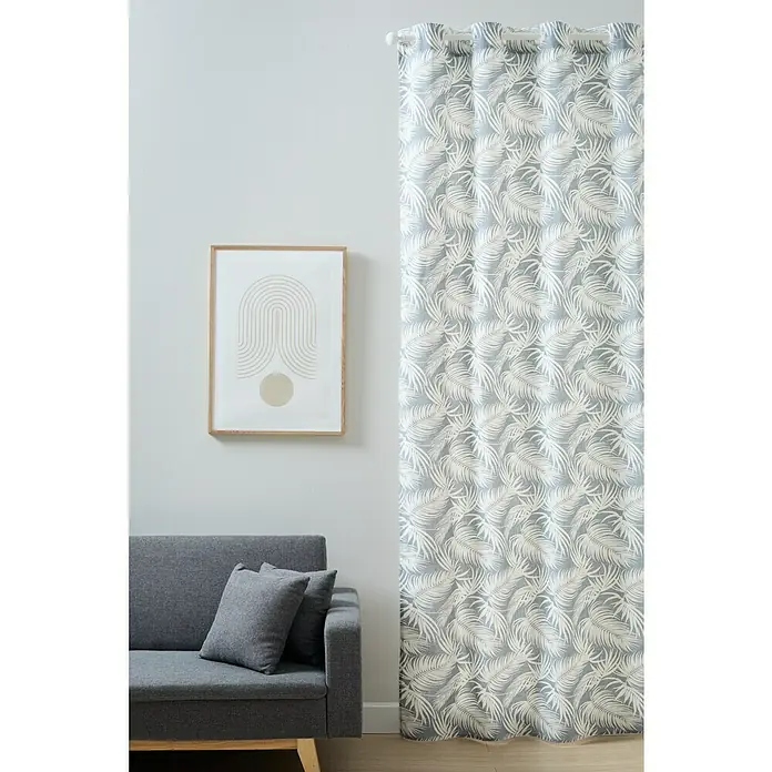 Cortina con ollaos Bergen - An x Al: 140 x 260 cm, Gris, Plástico - Un sofá gris y una obra de arte enmarcada se sientan junto a una cortina con un patrón floral blanco. La cortina tiene ojales y cuelga de una barra.