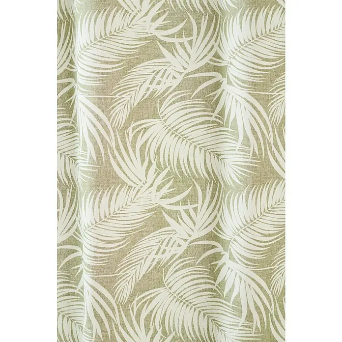 Cortina con ollaos Bergen - An x Al: 140 x 260 cm, Verde, Plástico - Primer plano de un estampado de tela con hojas de palma tropicales blancas sobre fondo verde oliva.