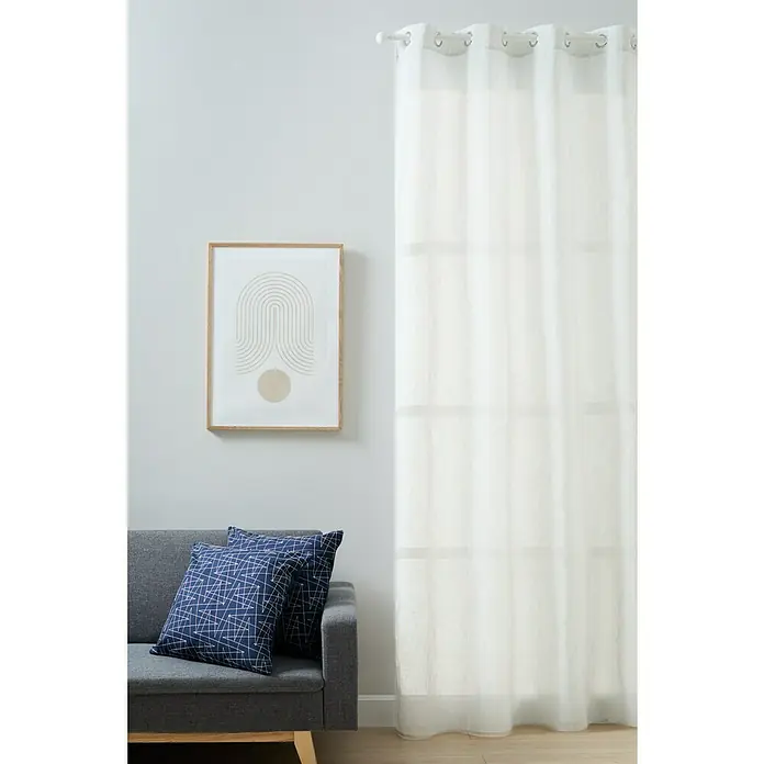 Visillo para ventana Lurex - An x Al: 140 x 270 cm, 100% poliéster, Gris - Una elegante cortina blanca cuelga frente a una ventana, proporcionando una luz suave en la habitación, perfecta para un ambiente relajado.