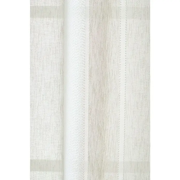 Visillo para ventana Candy estructura - An x Al: 140 x 270 cm, 100% poliéster, Beige - Detalle de una cortina blanca con diversos patrones de tejido, creando un ambiente elegante y aireado.