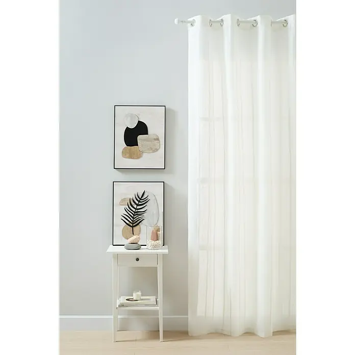 Visillo para ventana Susu - 140 x 270 cm, 65% Poliéster 35% Lino, Blanco - Un arreglo con dos cuadros enmarcados sobre una mesa auxiliar y cortinas blancas crea un ambiente moderno y elegante.