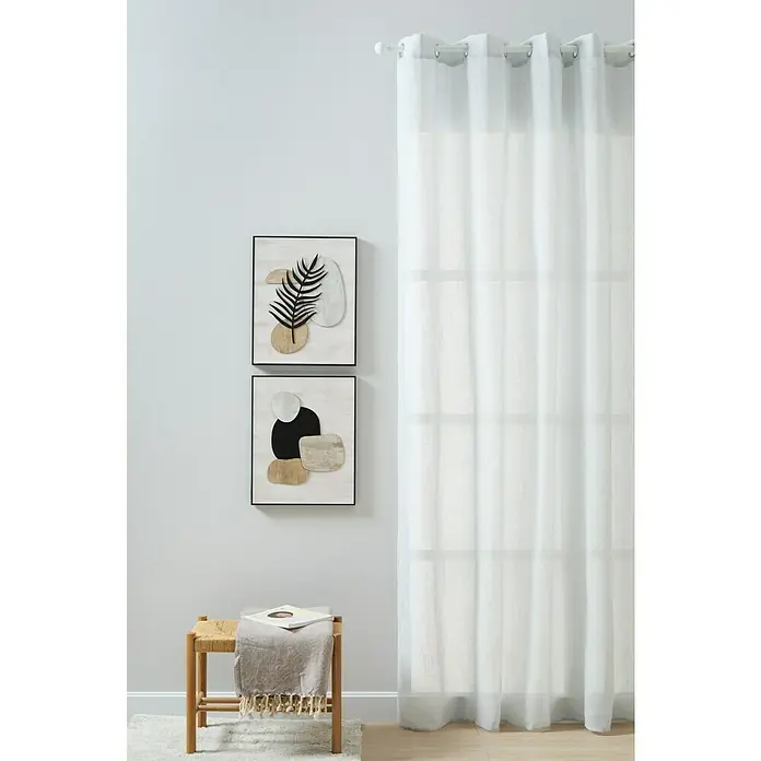 Visillo para ventana Kyos - 200 x 270 cm, 100% poliéster, Gris - Primer plano de cortinas blancas modernas y translúcidas con ojales superiores que filtran suavemente la luz, creando un ambiente elegante.