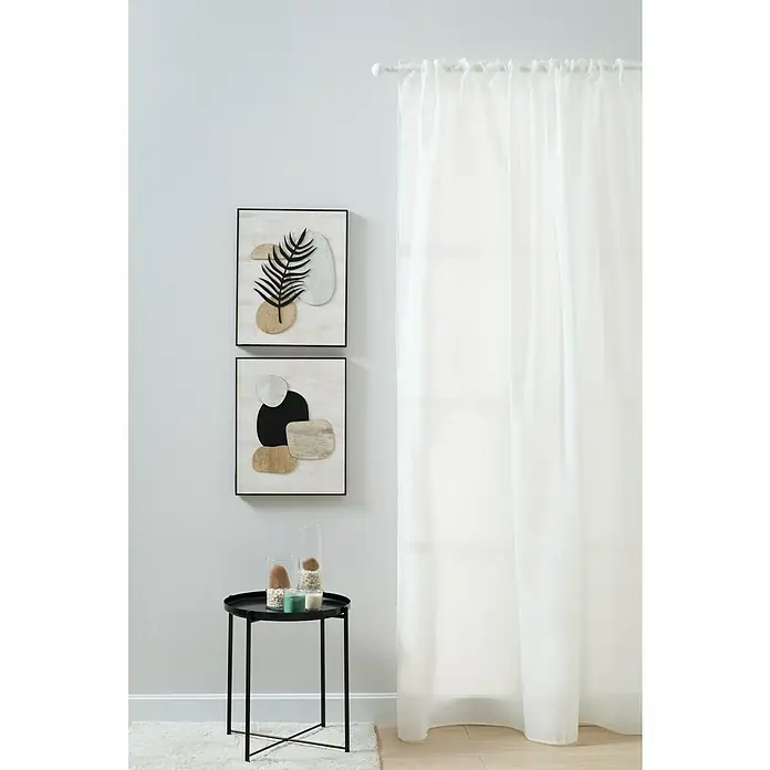 Cortina plisada con fruncido Linum - An x Al: 200 x 300 cm, Blanco, Materiales naturales - Dos obras de arte enmarcadas cuelgan en una pared clara, sobre una mesa auxiliar negra con jarrones y velas. Una cortina blanca cubre una ventana.