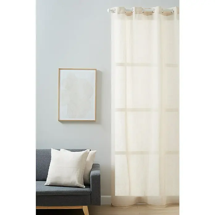 Cortina con ollaos Linum - An x Al: 140 x 300 cm, Lino - Decoración del hogar con un panel de cortina ligero y translúcido, un sofá gris con cojines y una obra de arte enmarcada en la pared.