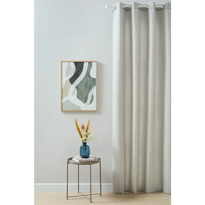Cortina con ollaos Pike - An x Al: 140 x 260 cm, Gris - Una cortina elegante de tono neutro con textura, que añade un toque elegante junto a una obra de arte moderna y un jarrón decorativo.