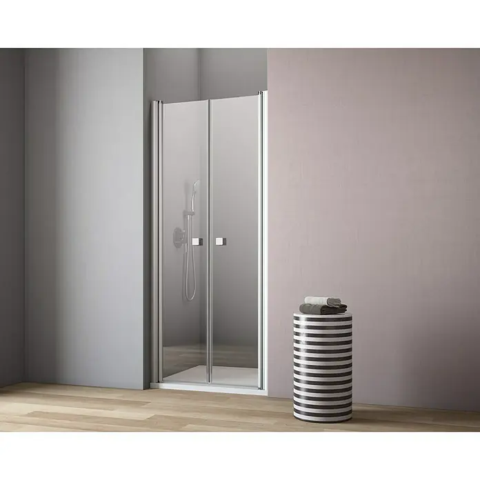 GEO Hit Nischendusche B-N110 - 100 x 202,2 cm, Unbeschichtet, Silber, 6 mm - Ein stilvolles Badezimmer mit einer modernen Duschkabine mit Falttüren und einem gestreiften Hocker mit Handtüchern darauf.