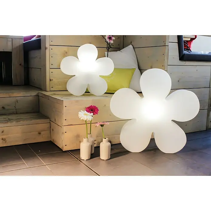 8 Seasons Design Shining Dekoleuchte Flower - 9 W, Weiß, Durchmesser: 60 cm - Zwei dekorative Blumenlampen, eine große und eine kleine, leuchten auf einem gefliesten Boden und schaffen eine gemütliche Atmosphäre.