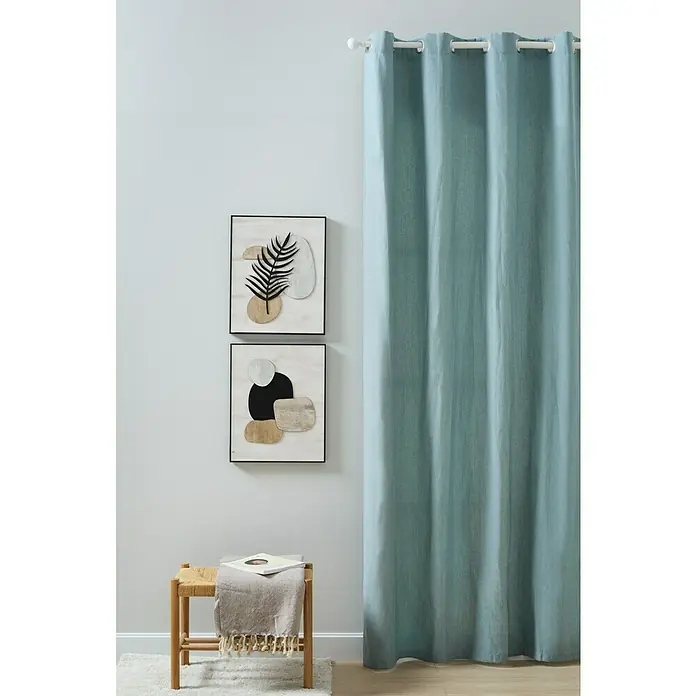 Cortina con ollaos Eco Green - An x Al: 140 x 270 cm, Turquesa - La imagen muestra una cortina azul claro elegante que crea un ambiente agradable en la habitación, con dos obras de arte abstractas adornando la pared al lado.