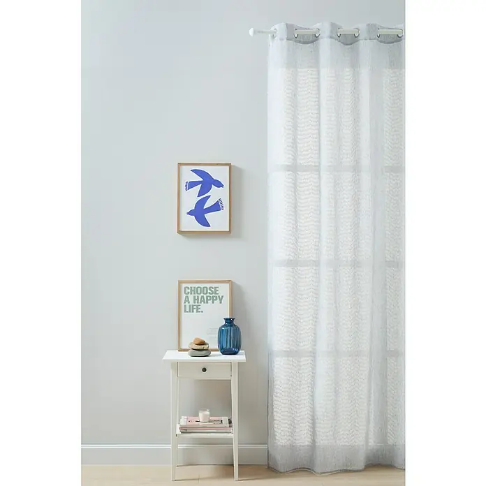 Visillo para ventana Sofie - An x Al: 140 x 260 cm, 100% poliéster, Gris - Foto de interior con una elegante cortina de voile blanca, que filtra suavemente la luz, combinada con elementos decorativos sobre una mesa auxiliar.
