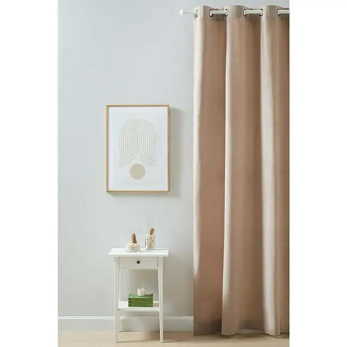 Cortinas Scarlet - An x Al: 140 x 250 cm, Topo, Plástico - Primer plano de una cortina beige con aberturas de ojales, una mesa auxiliar blanca con decoración y una obra de arte enmarcada en la pared.