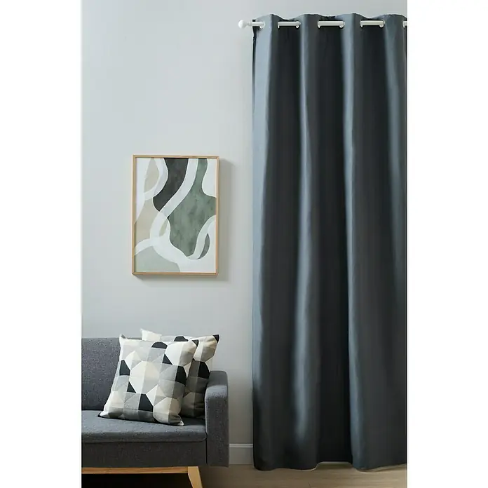 Cortinas Jodie - An x Al: 140 x 250 cm, Gris, Plástico - Cortina gris con ollaos, junto a un sofá con cojines geométricos y una obra de arte enmarcada.