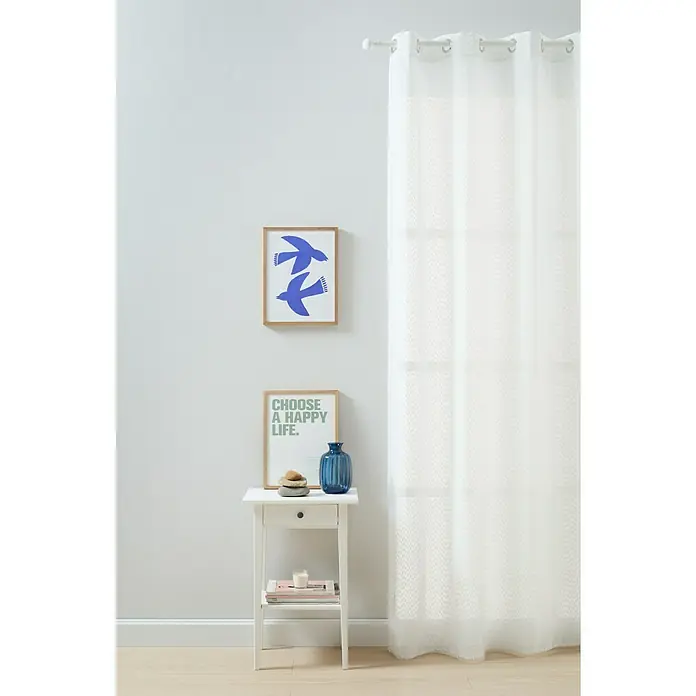 Visillo para ventana Sofie - An x Al: 140 x 260 cm, 100% poliéster, Blanco - Esta toma muestra un panel de cortina blanco translúcido con colgante superior con ojales, que filtra la luz en la habitación.