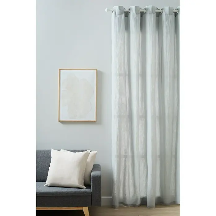 Cortina con ollaos Bambula Elia - An x Al: 200 x 260 cm, Gris, Materiales naturales - Una foto de cortinas blancas colgadas en una barra, junto a un sofá gris con almohadas y un cuadro enmarcado en la pared.