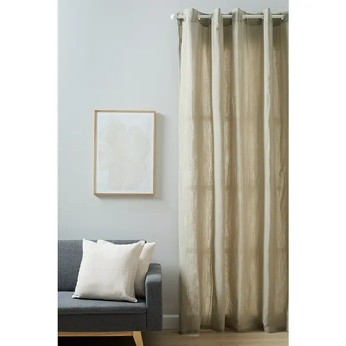 Cortina con ollaos Bambula Elia - An x Al: 200 x 260 cm, Taupe, Materiales naturales - Un interior elegante con un sofá gris, cojines decorativos, un cuadro enmarcado y una larga cortina beige.