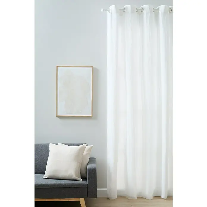 Cortina con ollaos Bambula Elia - An x Al: 200 x 260 cm, Natural, Materiales naturales - Primer plano de cortinas blancas que cuelgan de una barra junto a un sofá gris y un cuadro enmarcado en la pared.
