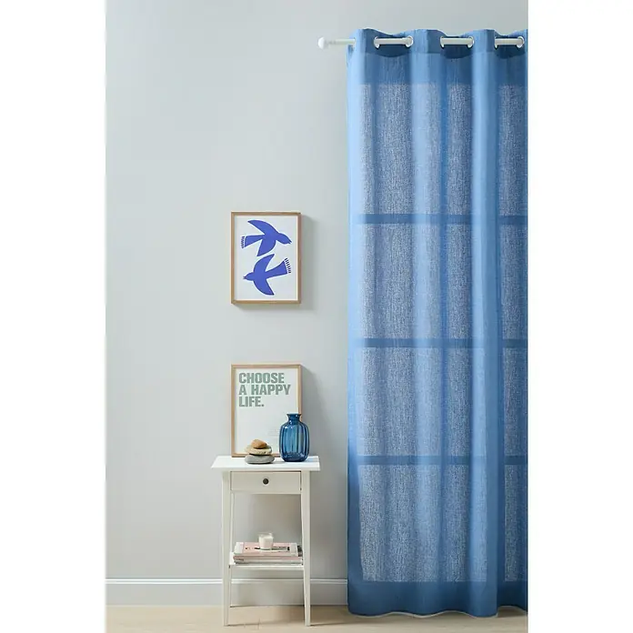 Visillo para ventana Gorgina - An x Al: 140 x 260 cm, 100% poliéster, Azul - Interior luminoso con cortina de ojales azul larga junto a una mesita de noche blanca con decoración y cuadros en la pared.