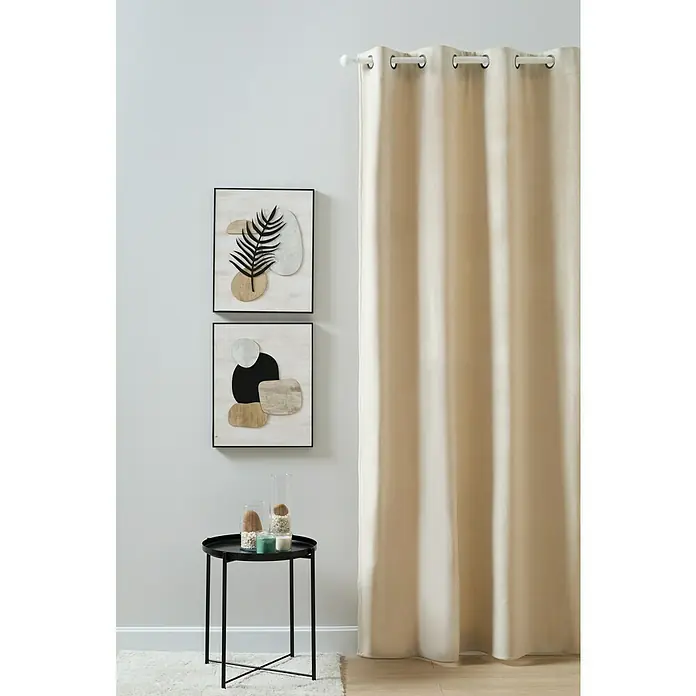 Cortina térmica Chamonix - An x Al: 135 x 250 cm, 100% poliéster, Beige - La imagen muestra una elegante cortina beige con suspensión de ojal, suavemente drapeada contra un fondo brillante, proporcionando oscurecimiento de la habitación.
