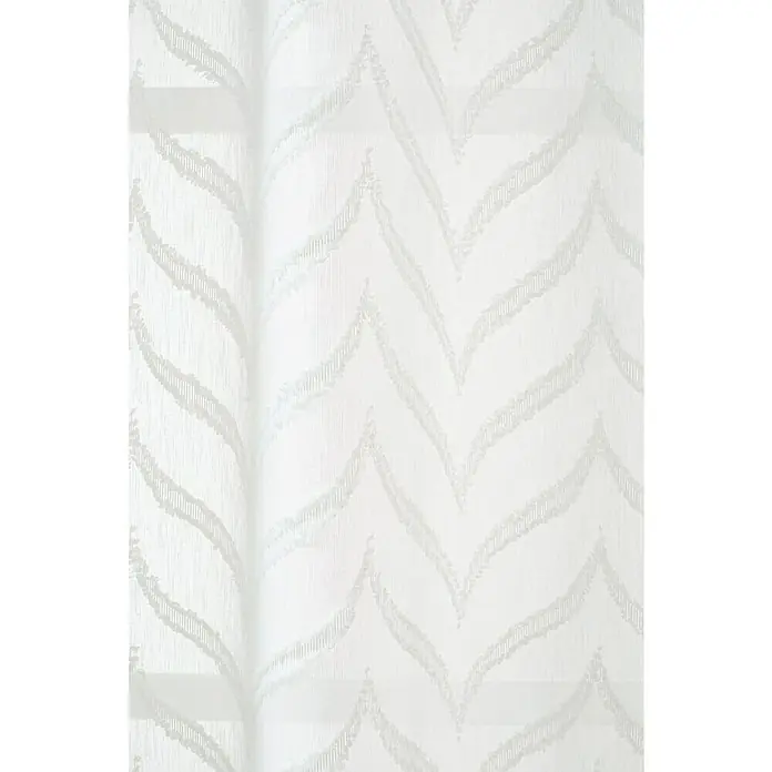Cortina con ollaos Ornamental - An x Al: 140 x 260 cm, Blanco - Primer plano de una cortina de voile blanca con un patrón de chevrón tejido, que añade elegancia y una textura sutil a la imagen decorativa.