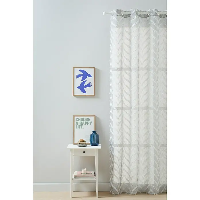 Cortina con ollaos Ornamental - An x Al: 140 x 260 cm, Gris - Vista de una habitación con una cortina blanca estampada que aporta un toque elegante y filtra suavemente la luz natural.