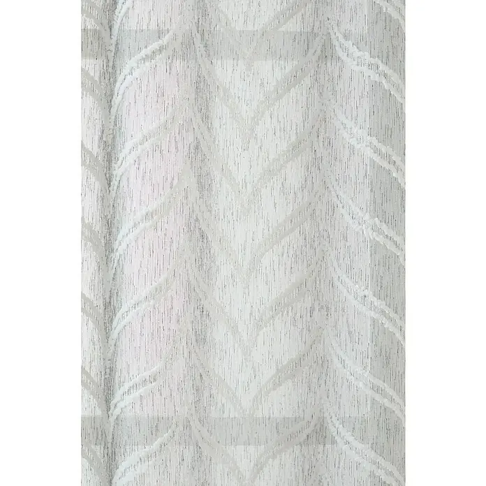 Cortina con ollaos Ornamental - An x Al: 140 x 260 cm, Gris - Primer plano de una cortina blanca con un patrón de hojas, que proporciona un adorno de ventana sutil y elegante que filtra suavemente la luz.