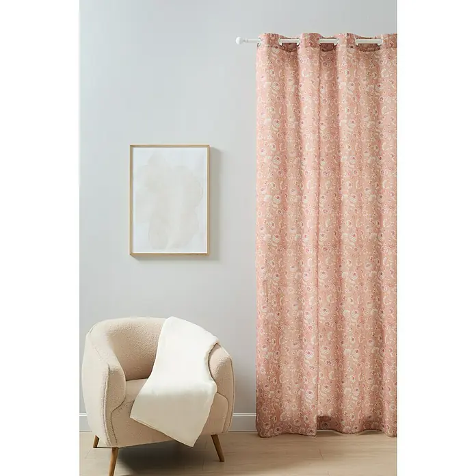 Cortina con ollaos Flor - An x Al: 140 x 260 cm, Salmón - Cortina con estampado floral, situada junto a un sillón y una obra de arte enmarcada, creando un ambiente acogedor y elegante en la habitación.