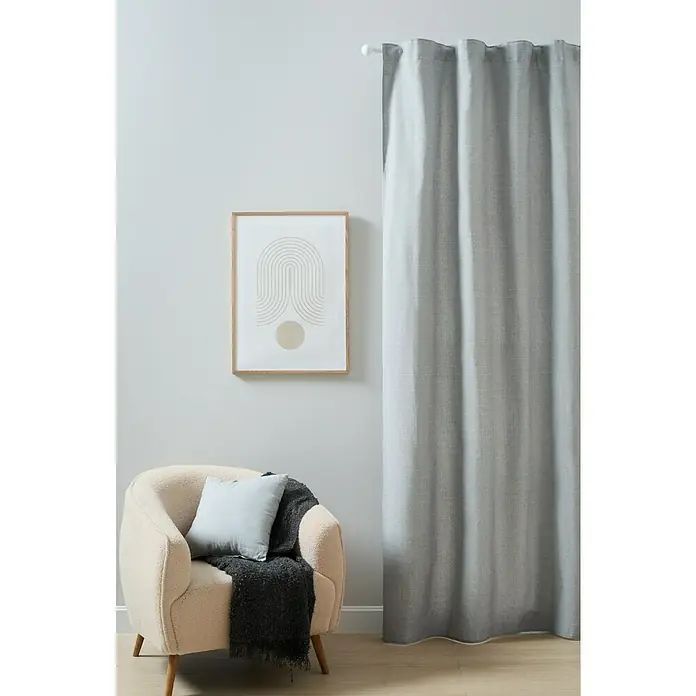 Cortinas Pasabarra Vigore - An x Al: 140 x 260 cm, Gris, Materiales naturales - Cortina gris colgando al lado de una butaca beige con cojín y manta, encima un cuadro abstracto enmarcado.