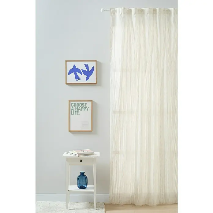 Visillo para ventana Raya calada - An x Al: 140 x 250 cm, 100% poliéster, Beige - Una cortina plisada color crema añade un toque elegante a la habitación, complementada con obras de arte decorativas y una mesa con jarrón azul.
