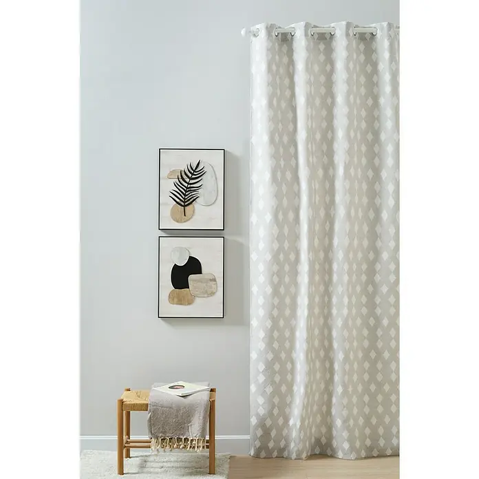 Cortina con ollaos Duko - An x Al: 140 x 260 cm, Perla - La imagen muestra una elegante bufanda decorativa blanca con un sutil patrón de diamantes, que aporta un toque elegante a cualquier habitación.