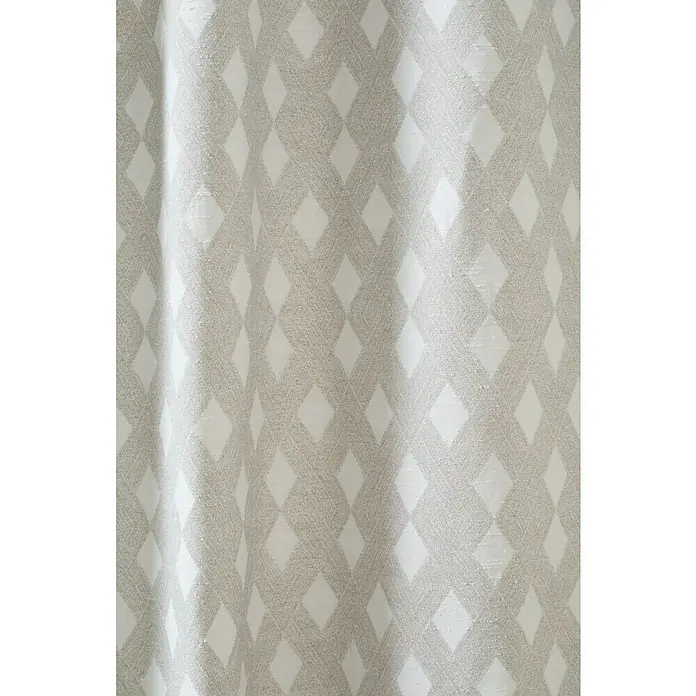 Cortina con ollaos Duko - An x Al: 140 x 260 cm, Perla - Primer plano de una cortina con un elegante patrón de rombos gris y blanco, mostrando una textura sutil y un diseño atractivo.