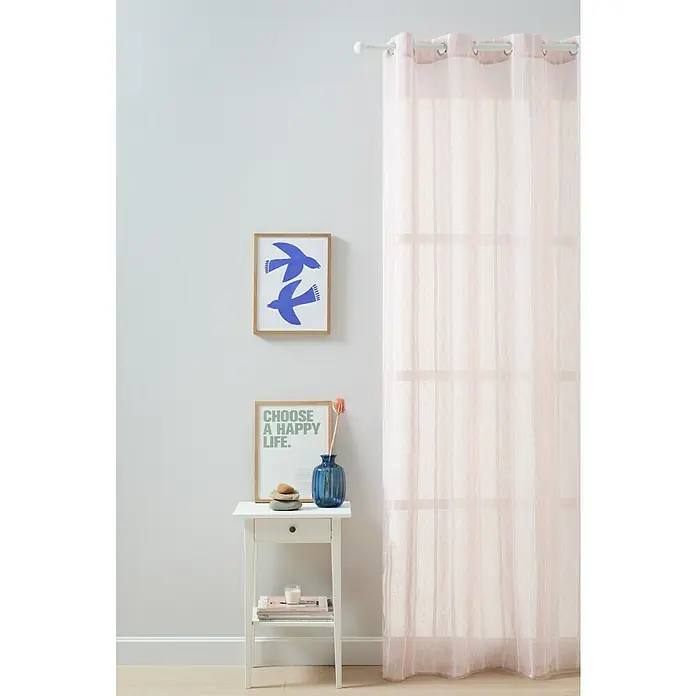 Cortina con ollaos Daniele - An x Al: 140 x 260 cm, Rosa - Cortina ligera y translúcida en rosa suave colgada de una barra blanca, filtrando la luz suave en la habitación.