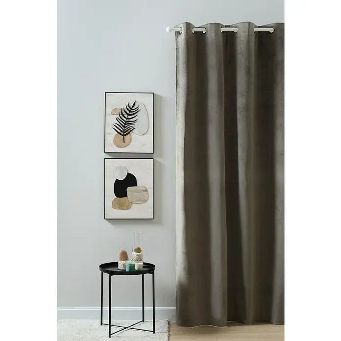 Cortina térmica Chamonix - An x Al: 135 x 250 cm, 100% poliéster, Taupé - Cuadro decorativo con formas abstractas junto a una elegante cortina gris y una mesa auxiliar. Diseño elegante para un ambiente moderno.
