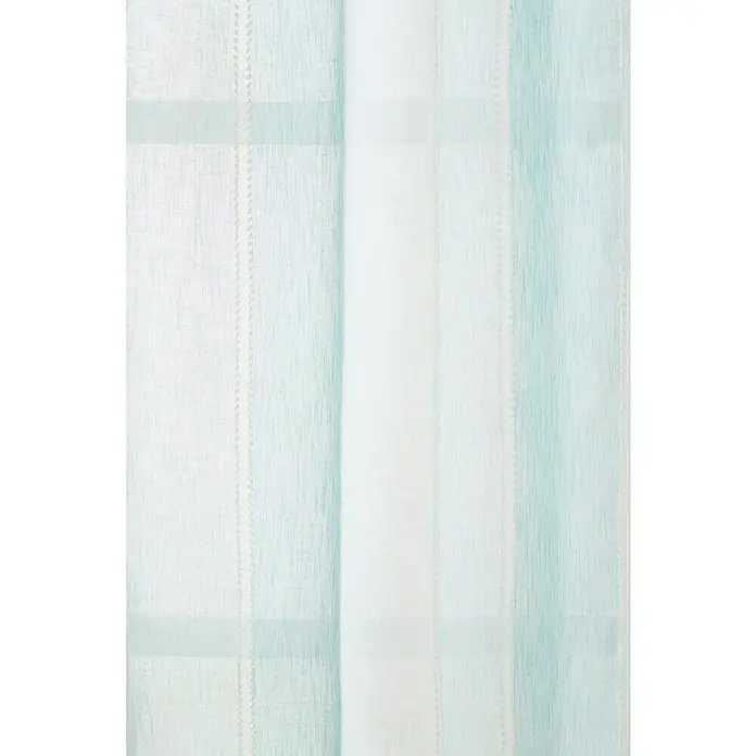 Visillo para ventana Centro - An x Al: 140 x 250 cm, 100% poliéster, Blanco/Azul - Detalle de una cortina con rayas azules claras y blancas, que permite que la luz suave se filtre, creando un ambiente sereno.