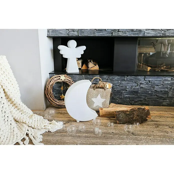 8 Seasons Design Shining LED-Dekoleuchte Moon Mini - 6 W, Weiß, L x B x H: 10 x 29 x 41 cm - Dekorative Szene mit einer Mondlampe, einem Engel, einem Korb mit Sternenmuster und einer Strickdecke, die eine gemütliche Atmosphäre schafft.