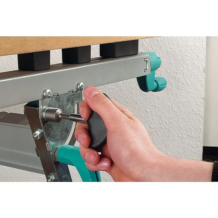 Wolfcraft Hakenschraubendreher - Passend für: Hakenschrauben max. 6 mm Kopfbreite, Ringschrauben max. 6 mm Kopfbreite - Nahaufnahme einer Person, die mit einem Schraubendreher einen Schrauben an einem Werkstatttisch festzieht.