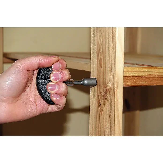 Wolfcraft Hakenschraubendreher - Passend für: Hakenschrauben max. 6 mm Kopfbreite, Ringschrauben max. 6 mm Kopfbreite - Nahaufnahme einer Hand, die ein Werkzeug mit schwarzem Griff und silberner Spitze hält und in ein Holzstück schraubt.
