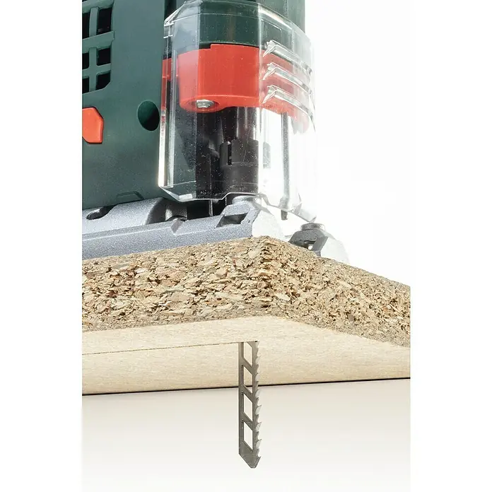 Wolfcraft Stichsägeblätter - Holz, T-Schaft, Schnittart: Fein, 2 Stk. - Stichsäge im Einsatz, die durch ein Holzbrett schneidet. Perfekt für präzise Holzarbeiten und Heimwerkerprojekte.
